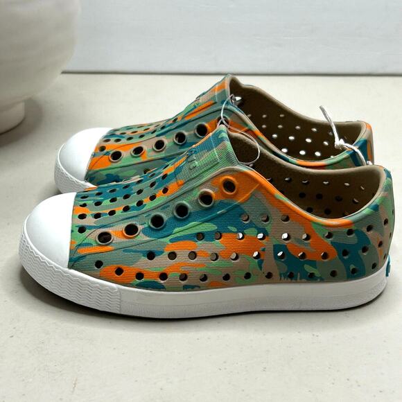 Native Jefferson Sugarlite Print Shoes Flax Tan/Shell White/Eucamo Kid's C6 NWOB - Picture 1 of 7